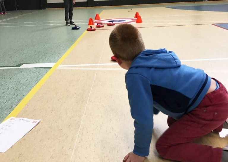 Activités pour enfants et adultes : curling à installer partout